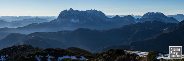 Wanderung Fellhorn: Der Wilde Kaiser als Scherenschnitt - gesehen vom Gipfel.
