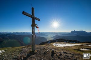 Wanderung Fellhorn: Am Gipfel - Kitzbüheler Alpen und Wilder Kaiser markieren die Aussicht nach Westen.