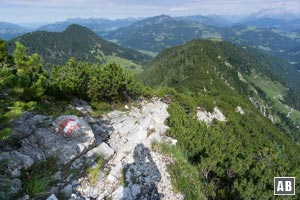 Im Abstieg warten noch einige steile Stufen - teilweise mit Drahtseil gesichert