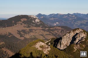 Kurz vor dem Gipfel: Ausblick auf den Brünnstein und die Chiemgauer Alpen