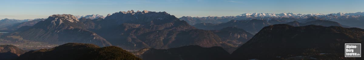 Wanderung Trainsjoch: Kaisergebirge (links) und Alpenhauptkamm - gesehen vom Gipfel