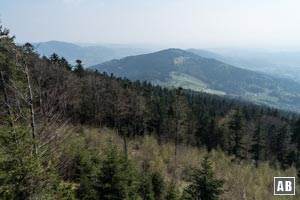 Der Blick in die Donau-Ebene wird gen Norden durch die ersten Erhebungen des Bayerischen Waldes begrenzt