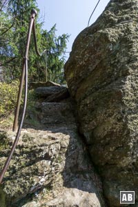 Mit Hilfe des installierten Geländers, lässt sich der Regensburger Stein ohne große Risiken erklimmen