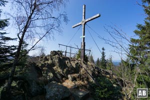 Der schmale Gipfel des Klosterstein bietet wenig Platz, ist von einem formidablem Kreuz markiert