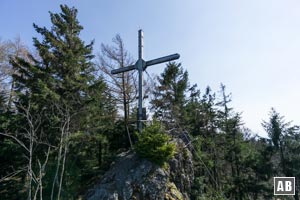 Kleiner Gipfel mit imposantem Kreuz: der Klosterstein