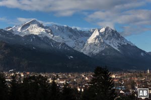Aussicht vom Ausgangspunkt auf Garmisch-Partenkirchen und das Wettersteingebirge.