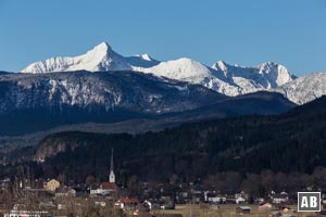 Aussicht vom Ausgangspunkt über Garmisch-Partenkirchen hinweg auf den Daniel.