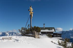 Wanderung Wank: Am Gipfelkreuz mit dem Wank-Haus im Hintergrund.