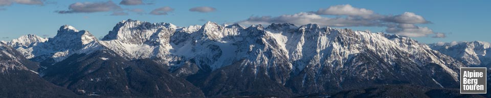 Aussicht auf die Nordkette des Karwendel mit dem Wörner (dritter Gipfel von links).