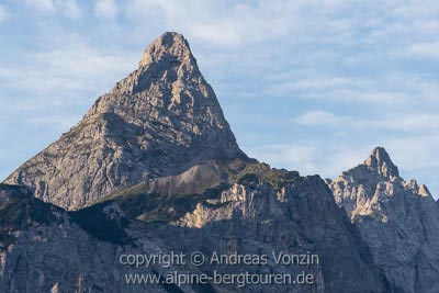 Die Ehrwalder Sonnenspitze mit dem Wamperten Schrofen im Hintergrund