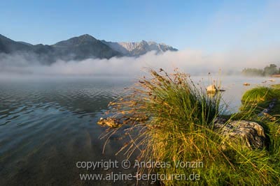 Der Walchensee mit dem Kaisergebirge im Hintergrund