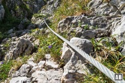 Mit Drahtseil gesicherte Passage im Säulingsteig Mit Drahtseil gesicherte Passage im Säulingsteig