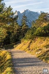 Unterwegs am Kramerplateau mit Blick auf das Wettersteingebirge Unterwegs am Kramerplateau mit Blick auf das Wettersteingebirge