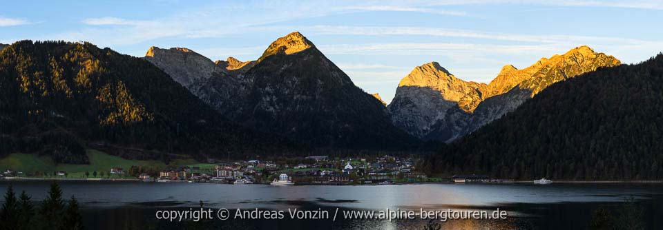 Bergpanorama Sommer vom Karwendelgebirge mit Pertisau, Achensee, Dristkopf, Sonnjoch und Schaufelspitze (Tirol, Österreich)