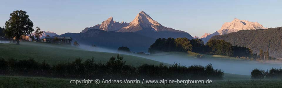 Bergpanorama Sommer mit Watzmann und Hochkalter (Berchtesgadener Alpen, Bayern, Deutschland)