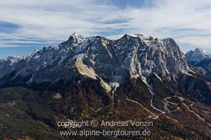 Blick vom Gipfel des Daniel auf die Zugspitze