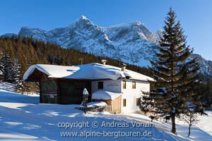 Die Hochthörle-Hütte mit der Zugspitze im Hintergrund