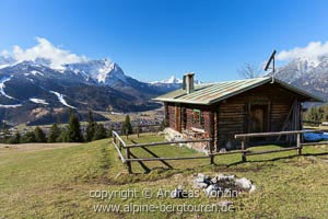 Urige Almhütte vor dem Wettersteingebirge