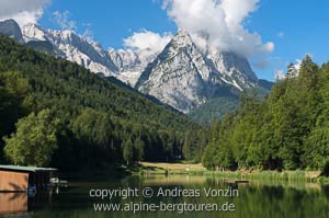 Der Riessersee mit dem Wettersteingebirge im Hintergrund