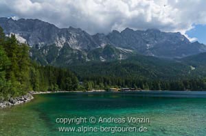 Der Eibsee mit dem Wettersteingebirge