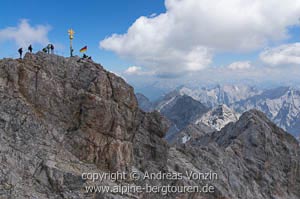 Der Gipfel der Zugspitze mit dem Jubiläumsgrat im Hintergrund