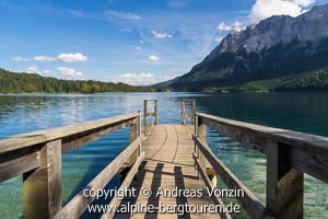 Ein Bootssteg am Eibsee mit dem Wettersteingebirge im Hintergrund