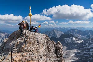 Der Gipfel der Zugspitze mit dem goldenen Kreuz