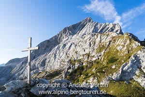Gipfelkreuz des Osterfelderkopfes vor der Alpspitze