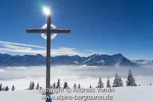 Eines von mehreren Gipfelkreuzen am Wank vor der Zugspitze