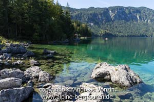 Klares Wasser am Eibsee unterhalb der Zugspitze