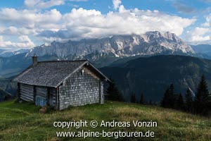 Die Schellalm unterhalb der Schellschlicht  vor der Zugspitze