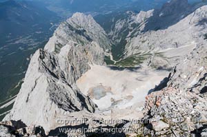 Tiefblick von der Zugspitze ins Höllental