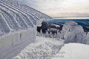 Vereiste Zwieseler Hütte am Arber-Gipfelplateau