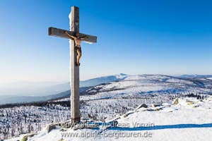 Winterlicher Lusen-Gipfel mit dem Großen Rachel im Hintergrund