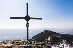 Gipfelkreuz des Großen Osser mit dem Kleinen Osser im Hintergrund