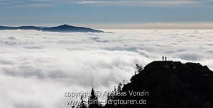 Am Arber: Der Seeriegel über Hochnebel mit dem Großen Rachel im Hintergrund