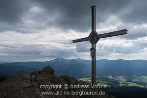 Gipfel des Großen Osser mit dem Großen Arber im Hintergrund