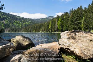 Der Große Arbersee mit dem Großen Arber im Hintergrund