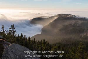 Herbst im Bayerischen Wald: Das Mittagsplatzl über dem Hochnebel