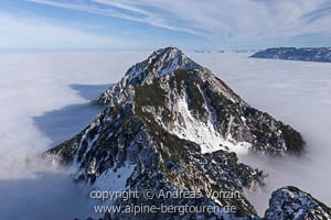 Der Hochstaufen überragt den Hochnebel (Chiemgauer Alpen)