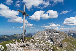 Gipfelkreuz der Krähe mit der Ammergauer Hochplatte im Hintergrund (Ammergauer Alpen)