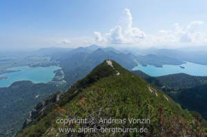 Gipfel des Herzogstand flankiert von Kochel- und Walchensee (Bayerische Voralpen)