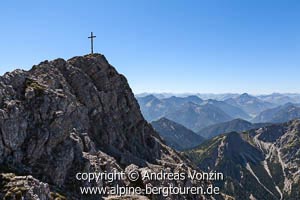 Gipfel der Ammergauer Kreuzspitze vor den Lechtaler und Allgäuer Alpen (Ammergauer Alpen)