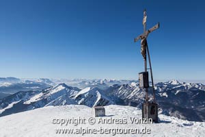Umfangreiche Aussicht vom winterlichen Gipfel des Sonntagshorn (Chiemgauer Alpen)