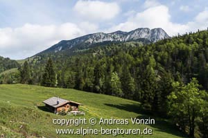 Die Ortereralm vor der Benediktenwand (Bayerische Voralpen)