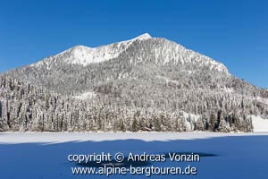 Die winterliche Brecherspitz über dem zugefrorenen Spitzingsee (Bayerische Voralpen)