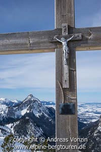 Gipfelkreuz des Ochsenälpeleskopf mit dem Säuling im Hintergrund (Ammergauer Alpen)