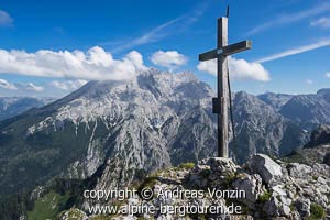 Gipfel des Steinberg vor dem Watzmann (Berchtesgadener Alpen)