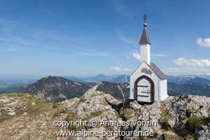 Die kleine Gipfelkirche am Hochgern mit dem Hochfelln im Hintergrund (Chiemgauer Alpen)