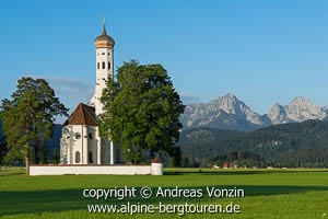 Die Kirche Sankt Coloman vor den Tannheimer Bergen (Ammergauer Alpen)